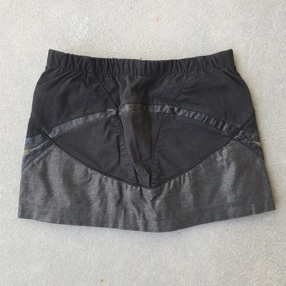 UPDATE: *i tried it on and decided not to sell it* Adorable Vegan Leather Micro Mini Skirt, so cute on and gives you such a plump butt.. Kjolar.