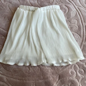 Kjol - Säljer en vit kjol som bara legat i min garderob ett tag😔. Tyvärr är den för kort för mig vid rumpan.❤️ Vi kan mötas men ifall du bor långt bort och är intresserad, hör av dig så berättar jag hur mycket det kostar med frakt💗💗