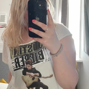 Justin bieber - Säljer mina coola justin tröja som jag köpt på second hand! Det står ingen storlek men passar s-M