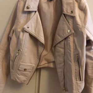 Beige skinnjacka  - Beige skinnjacka 🌸 Fint skick 🌸 Strl 34🌸 25 kr + ev. Frakt 🌸 