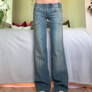 Miss Sixty-jeans - Snyggaste lågmidjade raka/utsvängda jeansen från Miss Sixty! Jag är 173 cm, midjemåttet är 76 cm och innerbenslängden är 89 cm (passar långisar eller så kan man sy upp) 😇