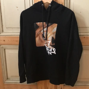 Divided hoodie - En svart hoodie med Ariana Grande tryck från Divided. Den är använd runt 10 gånger. 100 % bomull. Storlek small