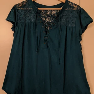 Somrig shirt med lace - Väldigt somrig shirt med lace detaljer. Super fin grön färg. Köparen står för frakt annars kan vi träffas utan kostnad om ni är i Stockholm.