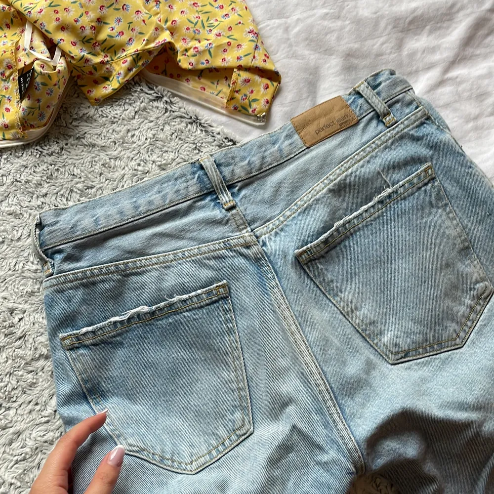 Säljer dessa håliga jeansen i loosefit/loose straightfit. Nypris när jag köpte dem var 500kr. Kontakta vid intresse 💓. Jeans & Byxor.