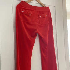 Juicy couture  - BUDA MINST 13kr ÖVER❤️Juicy couture byxor❤️ köp direkt för 900kr eller byter mot nån annan färg, om det är flera intresserade blir det budgivning ❤️söker: rosa, ljus grön(sage green), mer mörk röd. BARA MED FICKOR