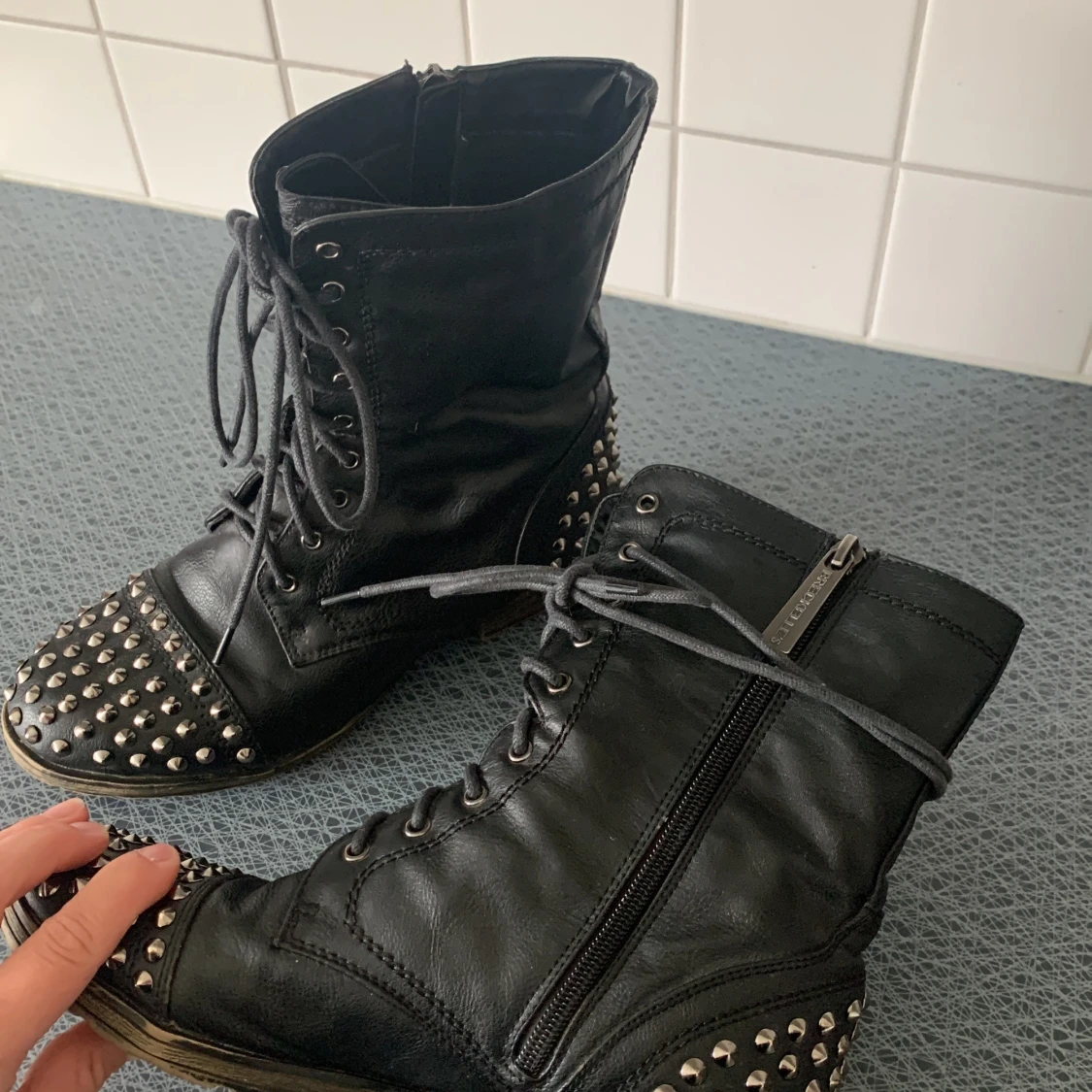 Kängor med nitar  - 91