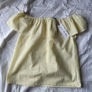 Topp - Oanvänd topp, prislapp kvar. Storlek M