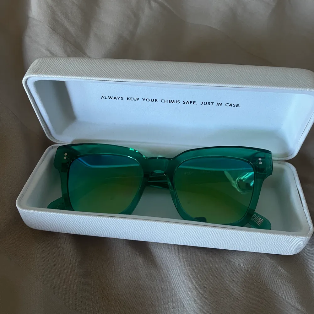 Säljer mina chimi solglasögon i modell 005 aqua (tror ej att de säljs längre). Köpta förra året och är i fint skick💕. Accessoarer.