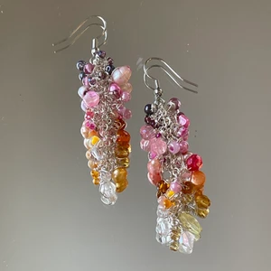 Örhängen  - Handgjorda örhängen med glaspärlor och guldig ståltråd⭐️Frakt tillkommer på 39kr!!!  Checka min profil för mer 💜