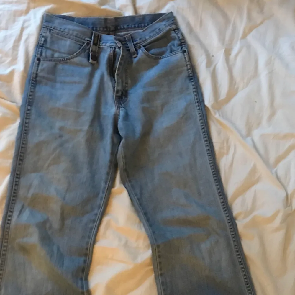 Ljus blå jeans som e raka i benen och ganska baggy. Älsade de här jeansen för att de inte är sådana jeans som åker in vid vaderna och blir konstig form på. Säljer dem för att jag ändrat stil. . Jeans & Byxor.