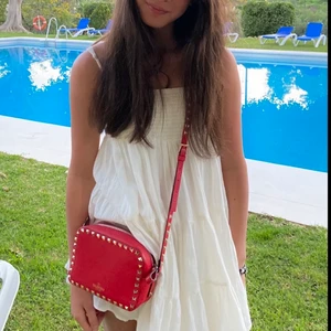 En valentino väska röd! - En jätte fin valentino väska,säljer pågrund av att jag vill köpa en annan fick den i present i december och och är fof nästan lika bra skick.Hör av dig om mer bilder eller frågor!❤️