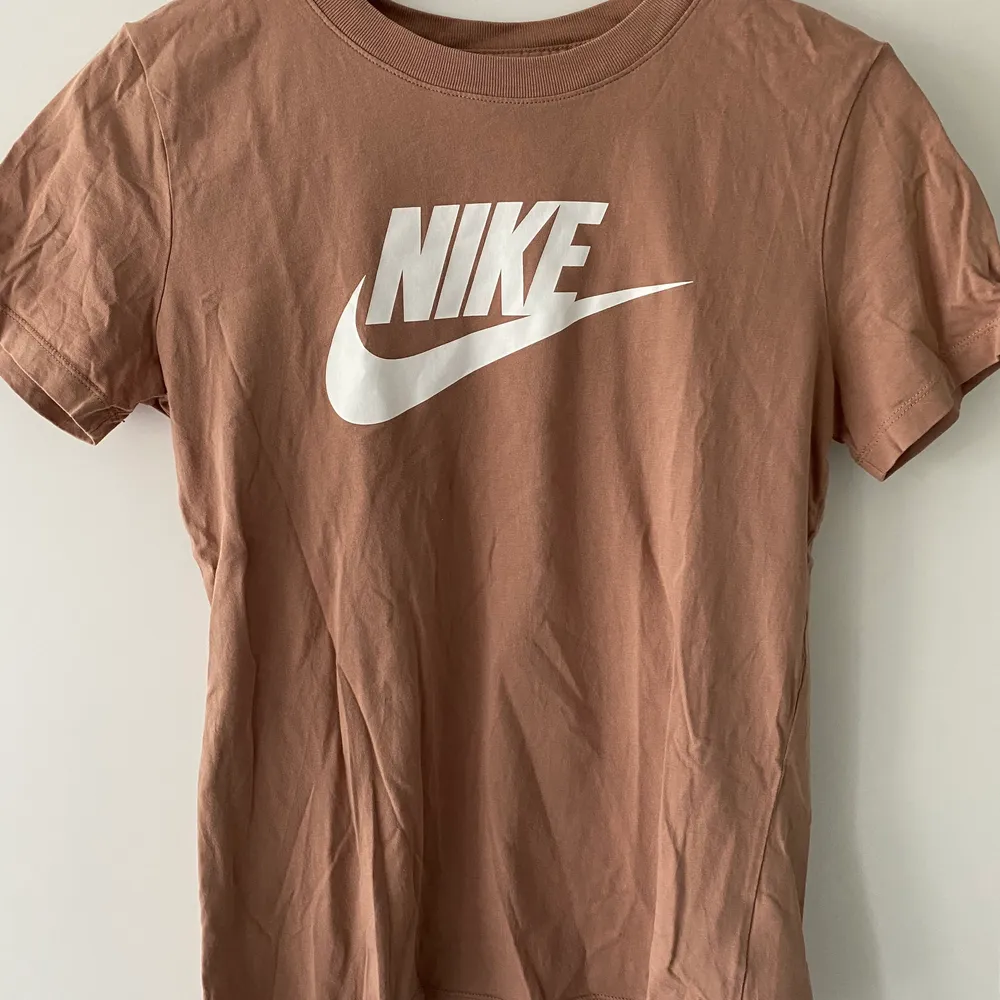 Beige/ rosa T-shirt från Nike. Väldigt fint skick då den är använd två gånger. . T-shirts.