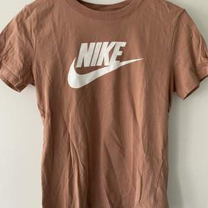 Beige/ rosa T-shirt från Nike. Väldigt fint skick då den är använd två gånger. 