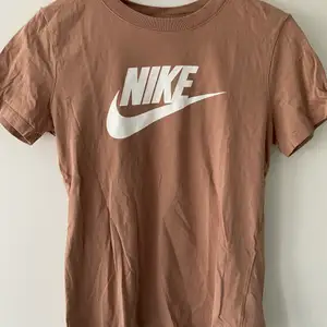 Beige/ rosa T-shirt från Nike. Väldigt fint skick då den är använd två gånger. 