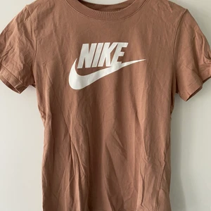 Nike T-shirt strl S  - Beige/ rosa T-shirt från Nike. Väldigt fint skick då den är använd två gånger. 