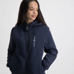 Sailracing hoodie - Hej jag vill sälja min sailracing hoodie då jag har en annan i grå som jag hellre tar. Skicket på tröjan är bra förutom att lite av dragkedjan har rostat. Men inget jag tänker på. Kom privat för mer bilder. 