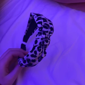 Snyggt hårband - Hej säljer detta super fina hårband har aldrig använt det. Det är i super Skick