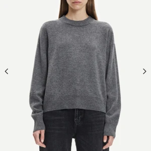Amaris crew neck - Underbart skön tröja från SAMØE SAMØE, som tyvärr blivit för liten. Nypris: 1500kr Länk till tröjan på deras hemsida, om man vill läsa mer om den 🥰 https://www.samsoe.com/se/woman/clothing/knitwear/crew-neck/amaris-crew-neck-12758/F20400018.html?dwvar_F2