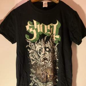 En svart Ghost t-shirt i storlek M. Mycket bra skick:)