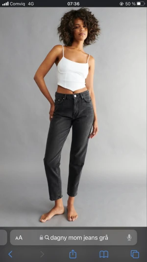 Dagny mom jeans  - Dagny mom jeans i färgen grå/svart, storlek 40. Endast provade pga fel storlek. Nypris 399kr