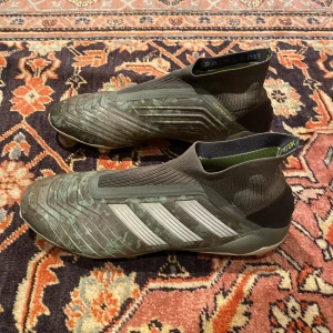 Adidas Predator 19+ camo laceless - Väldigt snygga Adidas Predator 19+ camo ”laceless”. De har små bucklor framtill enda problemet. De är fortfarande mycket bra kvalitet eftersom de inte var alltför slitna och skick 7/10. Jag har en extra innersula som jag lägger till gratis. Nypris 2450!!
