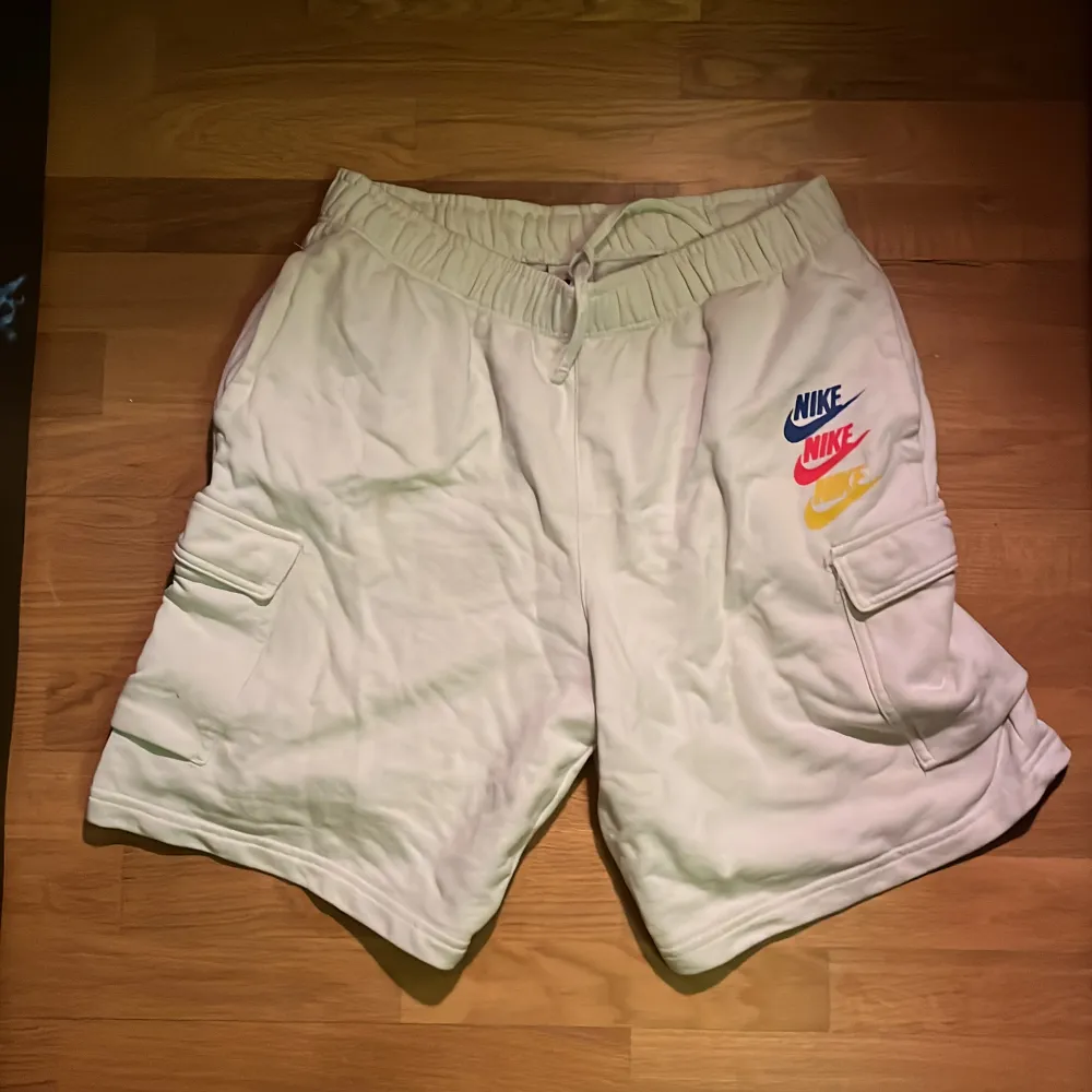 Ett par vita nike shorts till ett bra pris direkt köpta från nike butiken. Väldigt bra skick eftersom att dem knappt har använts😁 . Shorts.