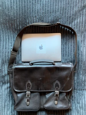 Läder Crossbodybag Väska - Brun läder workingbag. Är i bra skick och har inga skador. Har väldigt mycket plats i sig. Riktig läder.