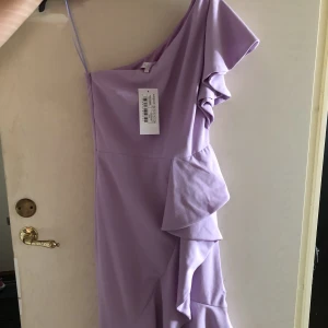 One Shoulder Cocktail dress - Endast testad. Inköpt hos Zalando för 488:- Storlek 38 och anses liten i storleken (tänk på att klänningen sitter tight)  Märke: True Violet