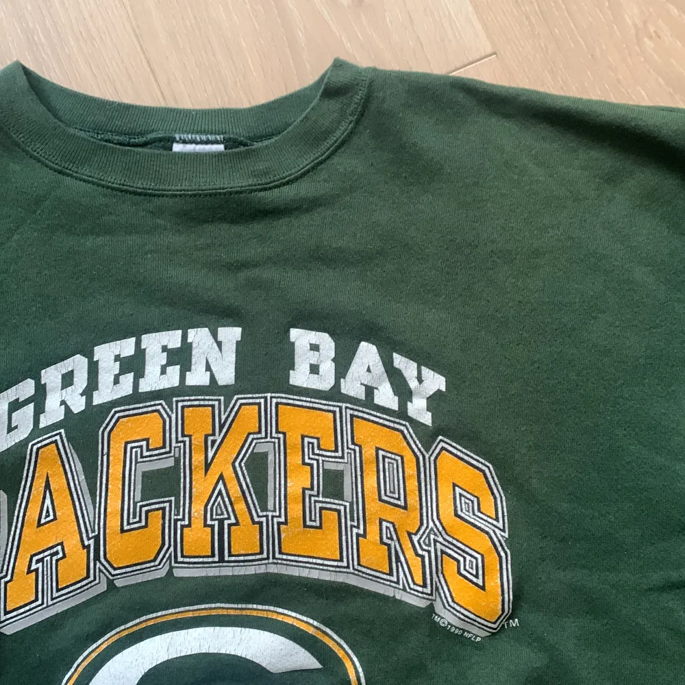 Grön tjocktröja med ”Green Bay Packers” tryck. Vintage kvalité men inte urtvättad eller något sånt, 7/10. Priset kan sänkas vid snabb affär, kan mötas upp vid mariatorget.. Hoodies.