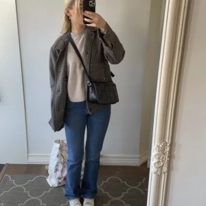 Low waisted jeans  - Funderar på att sälja mina bootcut jeans som är mid/lågmidjade då dom inte riktigt kommer till användning längre men dom sitter super fint, har storlek 36 och är 170 lång och dom är super fina i benen och i bra längd 