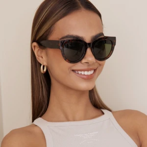 Solgläsögon - Supersnygga solgläsögon från märket A. Kjaerbede köpt förra sommaren på Nelly. Säljer pga för stora på mig 💗 väldigt bra skick, nypris 299kr