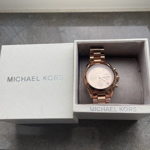 Michael kors klocka - Hej, jag vill sälja min 1 år gamla Michael kors klocka. Den är elegant och stilren. Storleken är onesize men man kan förkorta den i klockburiker om det skulle behövas. Köpte den för 2700kr från klockmaster och säljer den för 1500kr. Priset kan diskuteras.