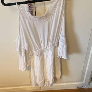 somrig onepice  - vit somrig onepice, använd ett fåtal gånger storlek xs  pris går att diskutera ☺️ tveka inte att höra av dig vid frågor💗