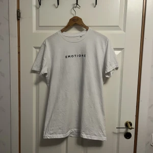 Emotions - Mearch // White Tee - Köpt 2018 från konsert, nyskick då jag bara provat den och sen lagt undan den, om jag minns rätt var nypris 300 kr, storlek L men kan kännas lite mindre. Text på bröstet och bild på ryggen. Pris kan diskuteras. 