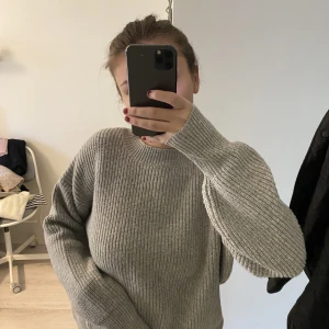 Stickad tröja - En jättefin grå stickad tröja från hm, den är köpt ett bra tag sen men har endast fått användning av den fåtal gånger. Den är därav i väldigt bra skick! Frakt tillkommer🫶🏼 hör av er vid frågor eller fler bilder 💕🤗