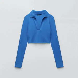 Blå topp - Säljer denna snygga långärmade topp ifrån zara med prislapp på! Storlek M men passar på mig som vanligtvis har S💙