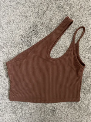 3 toppar för ett pris  - 100 kr för alla toppar tillsammans. Alla toppar är i storlek S.   Bruna toppen - från Shein (ord.pris 50 kr)  Beige toppen - från Shein ( ord.pris 50 kr)  Svart topp - från Nelly (ord.pris 149 kr)  Topparna är aldrig använda. 