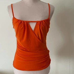 Orange topp - Orange festlig topp för 60kr. Helt oanvänd,  i storlek S. Den är stretchig och sitter jättefint på🧡
