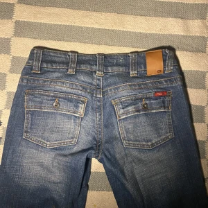 Skitsnygga lowwasit bootcut jeans - Knappt använda, jeansen är medel stretchiga Och passar någon under 170cm midjemåttet är ca 76cm Möts upp i sthlm😻