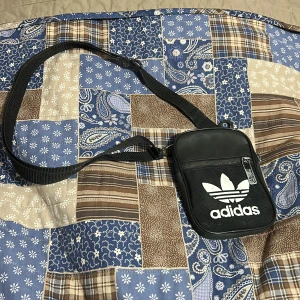 Adidas äxel och media väska  - Adidas väska funkar båda som äxel väska och media väska i bra skick för 300kr  Priset kan diskuteras  Vid intresse kontakta mig 