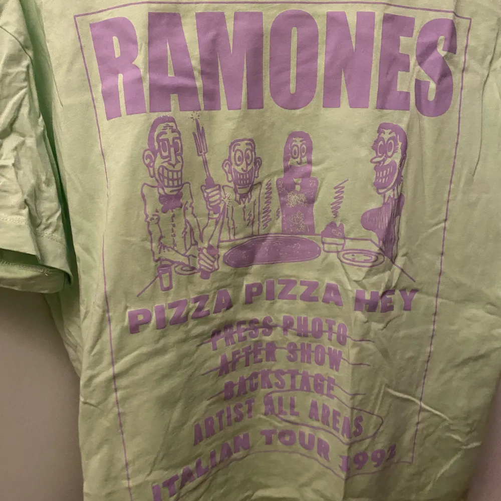 Ramones T-shirt. Aldrig andvänd. Därför nyskick. Superfin färg. . T-shirts.