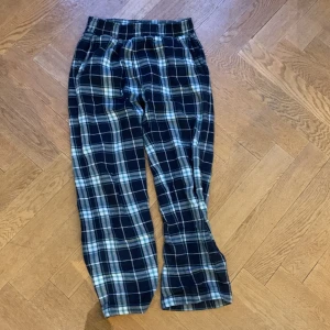 Rutiga pyjamasbyxor - Superduper fina pyjamas byxor med grön, vit och blå som tyvärr blivit lite för korta för mig. Passar någon som är ganska kort ungefär 145-150 skulle jag gissa.