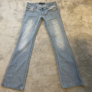Lågmidjade jeans  - Säljer dessa sjukt snygga lågmidjade jeansen!! Innerbenslängd 81, midjemått tvärs över 38. DOM ÄR EJ SÅLDA 