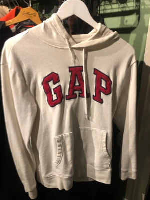 gap hoodie - gap Huddig i storlek S. ena sidan av snöret är lite kortare än det andra. annars bra skick