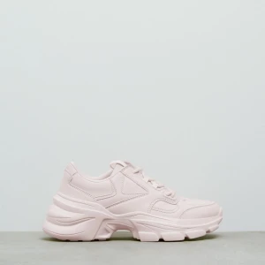 Enfärgade Sneakers Rosa - Ett par oandvända Zara Sneakers Rosa skor. Säljs pga att de är förstora. Skriv till mig om du har flera frågor.