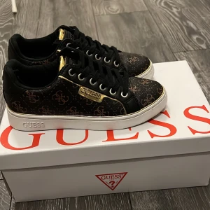 Guess skor  - Super snygga bruna guess skor. Använda ett fåtal gånger men slutade använda de eftersom de var för små på mig.