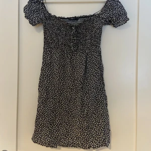 Klänning  - Fin svart klänning i storlek S. Finns en till annons på min profil med en likadan ljuslila klänning. Använd fåtal gånger så skulle beskriva den som nyskick. 🫶🏼