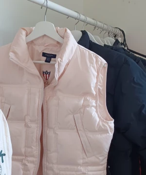  Gant väst - Gant Woman spring down vest. Ljus rosa gant väst. Knappast använd 10/10 skick