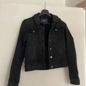 Jeans jacka - Svart jeansjacka från only i storlek 36