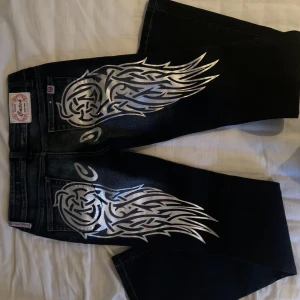 Jeans med coolt tryck - OBS! INTE sålda (Återpublicerar då jag råkade ställa in fel funktion i förra!)  Jättecoola jeans med tryck på bakfickorna. Innerbenslängd: 82 cm och midjemått: ca 77 cm. Bara att skriva om du har frågor!